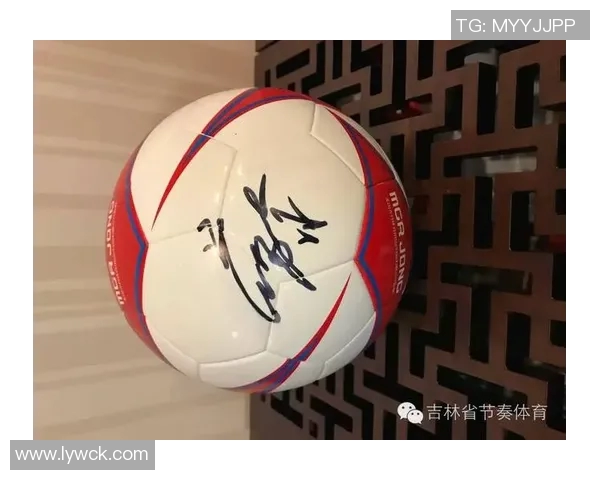 足球明星签名册揭秘球场背后的故事与荣耀时刻